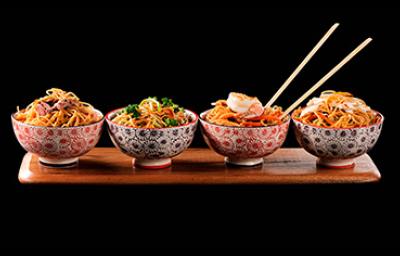 Fideos de arroz en distintos platos y con diferentes ingredientes.