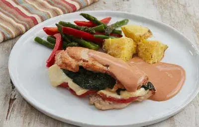 Pollo relleno con salsa aurora