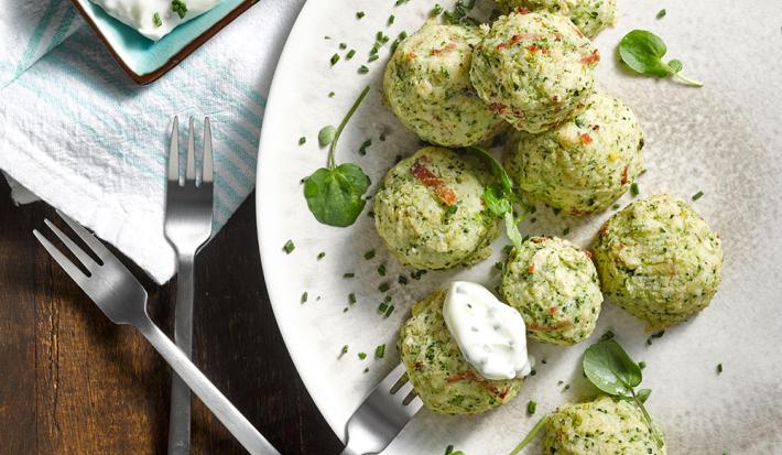 Albóndigas de papa y avena con brócoli y jamón